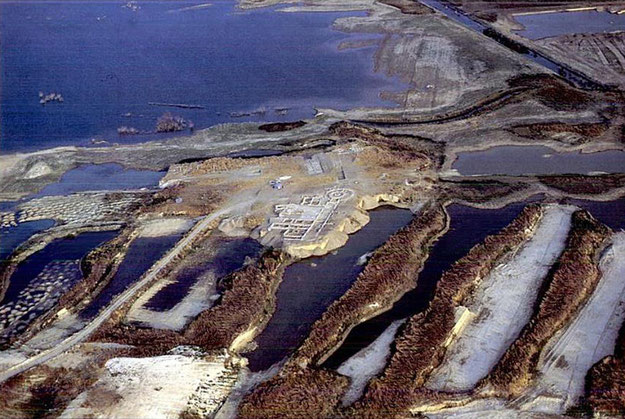 San Giusto (Lucera): veduta aerea delle chiese e della villa all’interno della diga dopo lo scavo del 1997