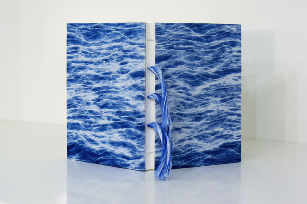 Buchrücken aufgeklapt mit Motiv Wasserwege 