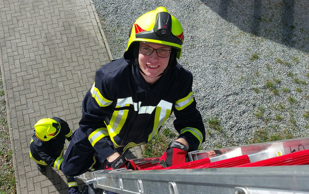  Mitglied der Freiwilligen Feuerwehr Brodersby-Goltoft auf einer Leiter