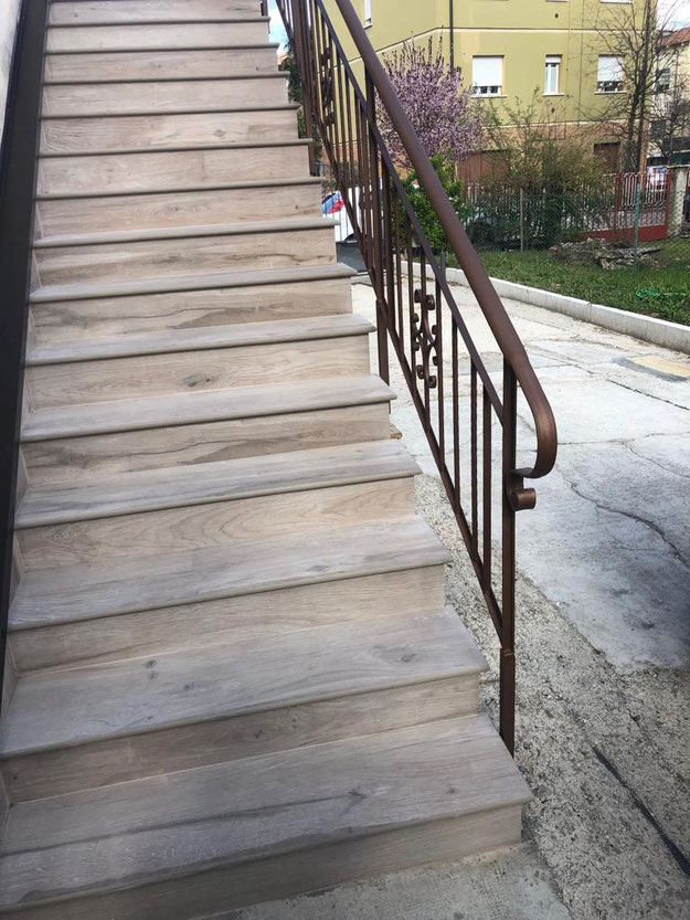 Scala con gradini in gres porcellanato effetto legno 