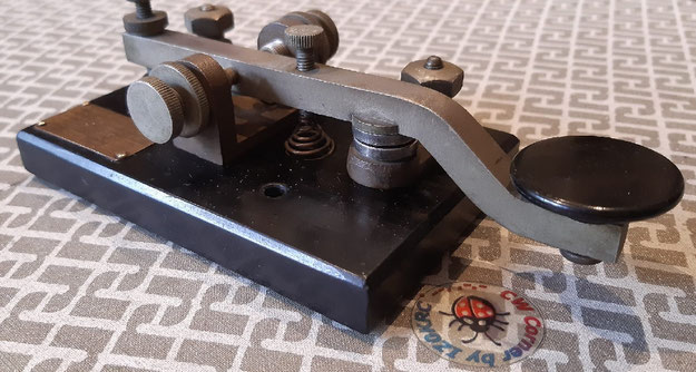 Marconi Spark key CM-425.  Particolare sui grandi contatti.