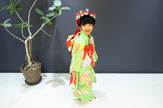 七五三で着物の着付けと日本髪を結った7歳の女の子です。おめでとうございます