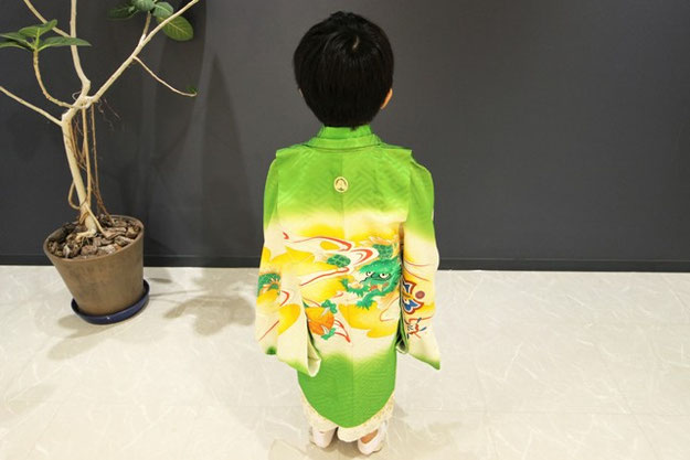 七五三で羽織袴の着付けをした5歳の男の子。おめでとうございます