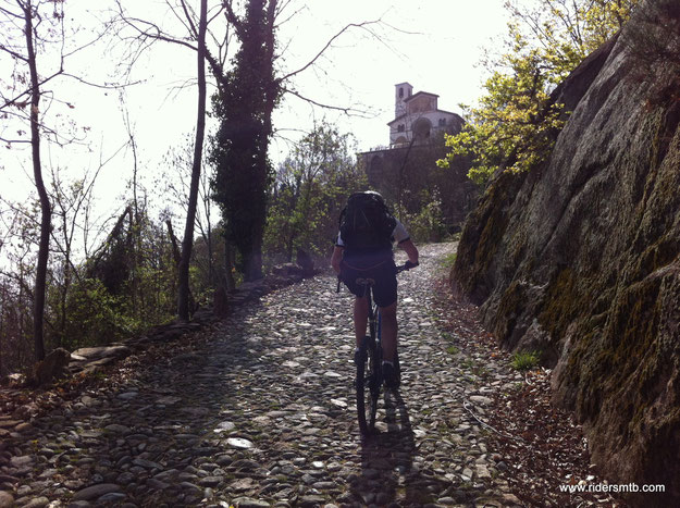 Via Crucis di nome e di fatto