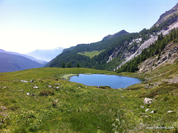 costeggiamo il secondo laghetto....lago di Cortinaz