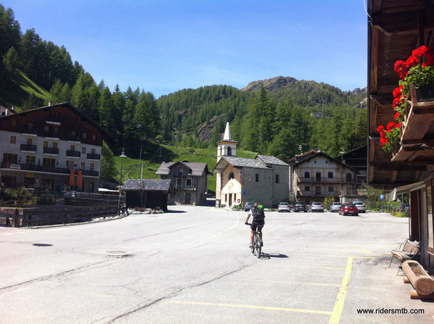 giunti a valle, percorriamo circa un km di statale salendo dolcemente verso Sant Jacques