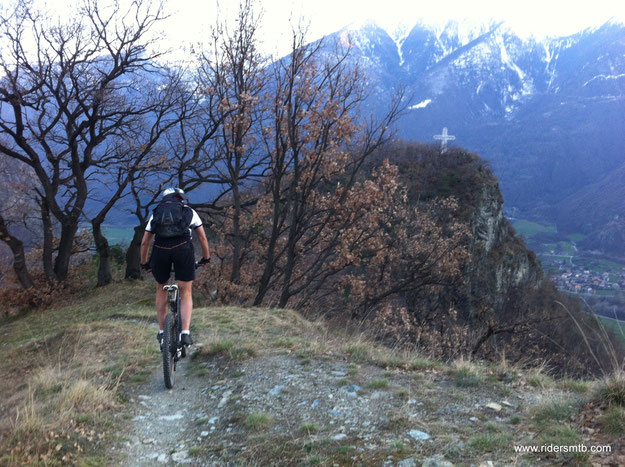 siamo sopra Verres sul fronte la croce di St Gilles, all'inizio di un sentiero di discesa che, a nostro parere, risulta davvero difficile  affrontarlo tutto in sella