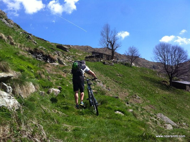 in avvicinamento all'Alpe del Criuliro la ciclabilità si riduce al minimo