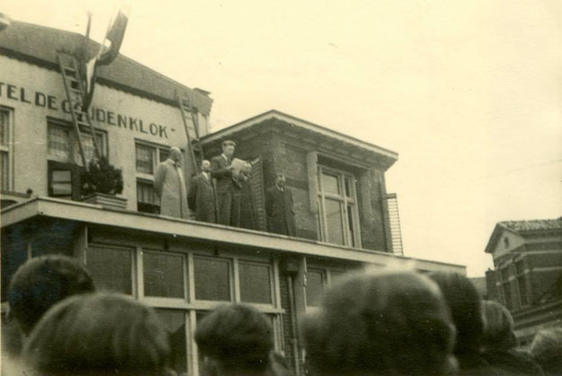 foto 13 april 1945 Rede H. Vondeling bij Gouden Klok Oosterwolde (overlijden Amerikaanse president Roosevelt)