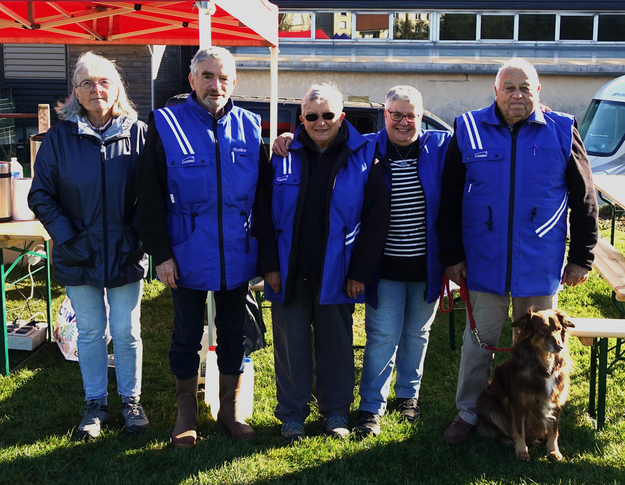 Le Club Canin du Sud de l'Aisne affiche sa satifaction pour ce premier concours de Hoopers avec Christian Dumont (2ème en partant de la gauche) et Pierre Laurier avec le chien.