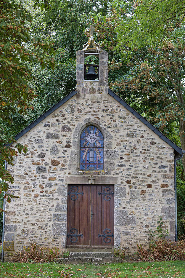Die kleine Kapelle in Longuerac in den Sümpfen des Cotentin. 