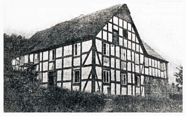 Das alte Schmitten Haus, 1840 von Burghard Bürger  aus Abbruchmaterial des Guthauses errichtet. Er verkaufte das Haus an den Schäfer Johann Schmitte und wanderte mit seiner Familie nach Amerika aus.