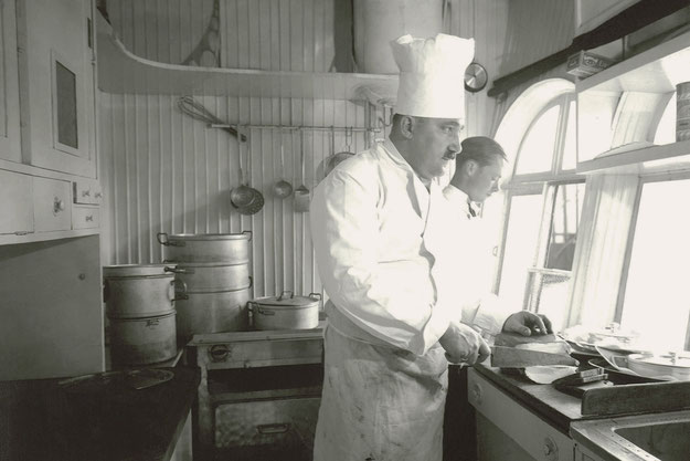 bordküche zeppelin, küchenchef otto manz, küchenhilfe ernschtle, lz 127 graf zeppelin, mittagessen, südamerika linie, non-stop nach recife, atlantiküberquerung, recife, brazil, brasilien