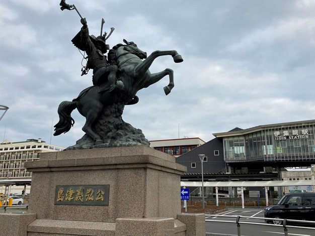 JR伊集院駅前に建つ島津義弘公の像