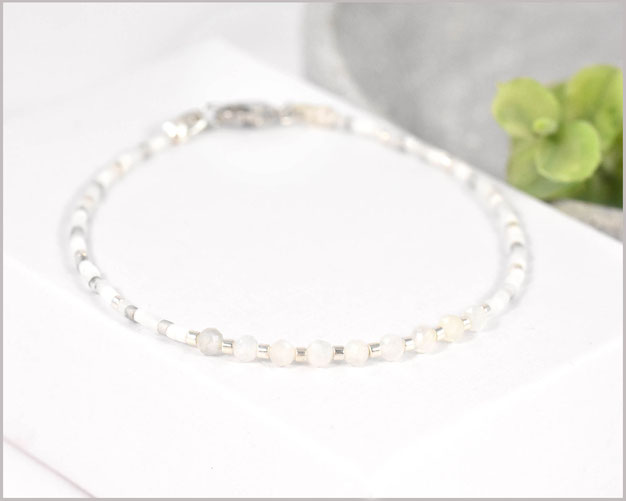 Elegantes Mondstein Edelsteinarmband in 3 mm mit Miyuki Perlen Mix