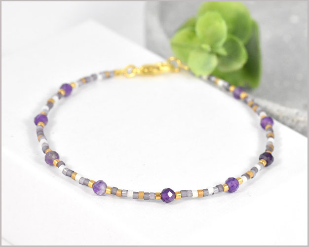 Individuelles Edelsteinarmband mit 3 mm Amethyst Steinen & Miyuki Perlen Mix