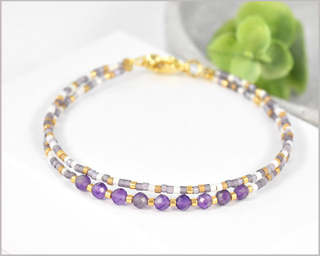 Individuelles Edelsteinarmband mit 3 mm Amethyst Steinen & Miyuki Perlen Mix