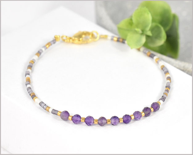 Individuelles Edelsteinarmband mit 3 mm Amethyst Steinen & Miyuki Perlen Mix