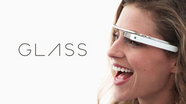 Google Glassを着けた女性