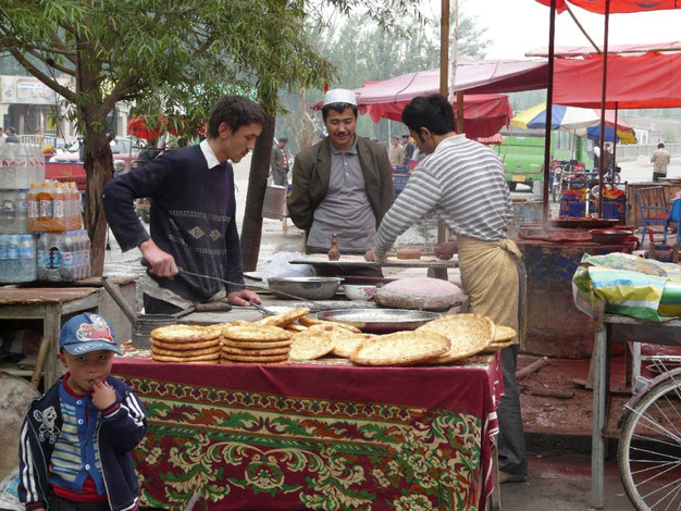 Sur la route vers Kashgar, on retrouve la specialite locale : des nans parfumes a l'onion