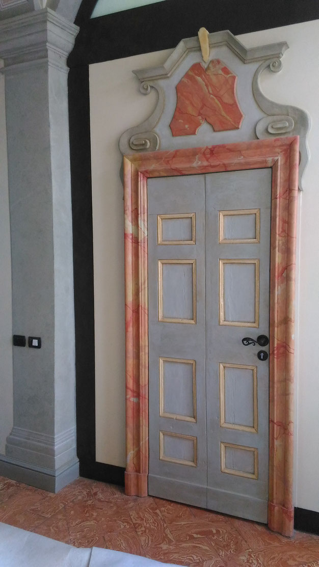 Finti marmi, Macchia vecchia Ticino, vecchia porta colorata e cerata, Como.