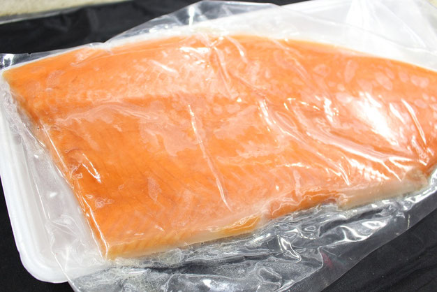 サーモン、、同封可能 ameyokomarumo2_sashimisalmon