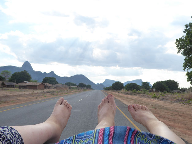 Unsere Reise von Metarica nach Nampula. Wir genießen die tolle Landschaft auf der Ladefläche des Autos 