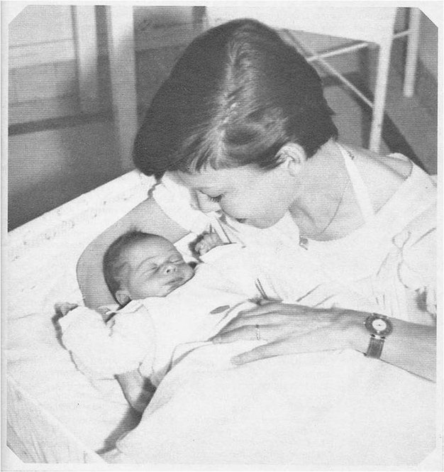 Cécile Aubry et son fils Mehdi à sa naissance en mai 1956