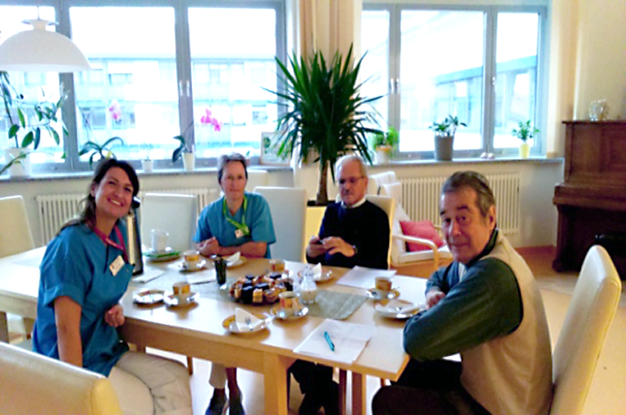 Die Palliativ-Schwestern Paula Suchy und Katrin Licht, Dr. Zeuner und Herr Alois Marx (von li.) im „Wohnzimmer“ bei Kaffee und Kuchen. Das fotografierte Schw. Heike.