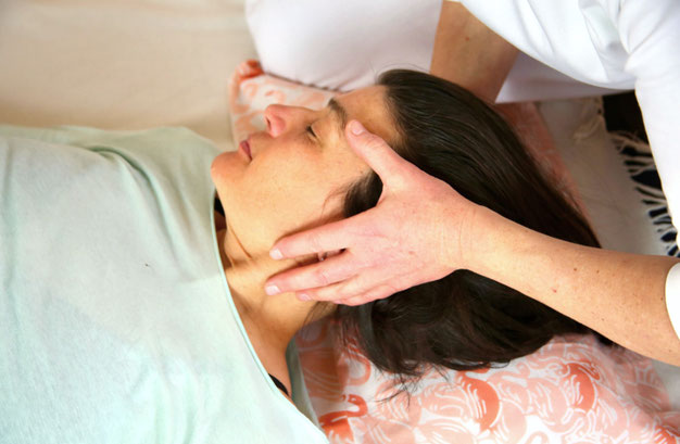 Shiatsu Treatment of the head - for headaches, stress and for inner balance
