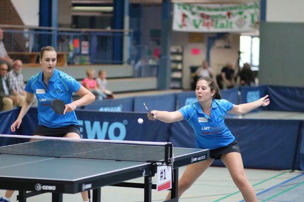 Lena Mollwitz (l.) und Sejla Fazlic holten den Ehrenzähler für die Zweitliga-Damen des TSV Schwarzenbek bei der 1:6-Niederlage vor heimischer Kulisse gegen den TTC Langweid.