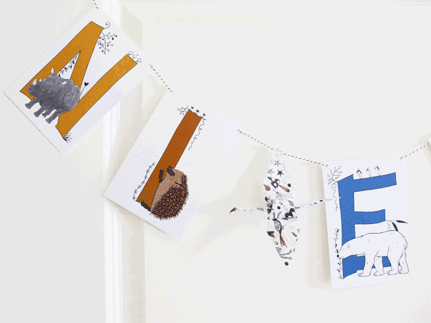 Girlande aus Buchstabenkarten von blatt.werk.statt mit Origami Kranich von Kathrins Papier