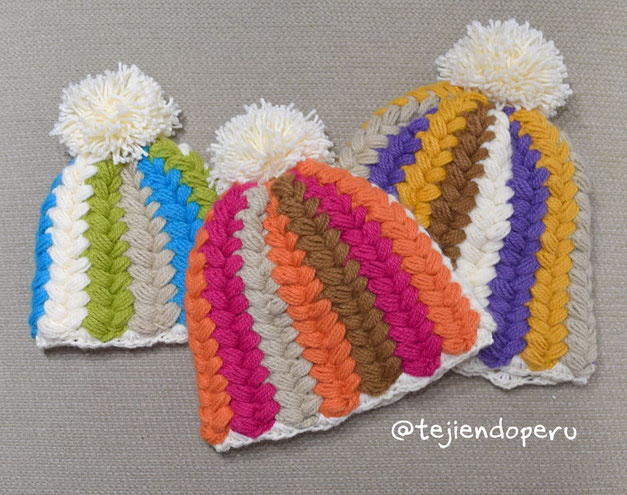 Gorros con trenzas de colores tejidos a crochet