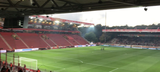 Sicht in Block V Stadion an der Alten Försterei Union Berlin auf den Rasen