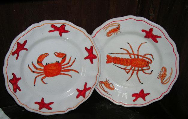 piatti di ceramica con pesci granchio e gambero