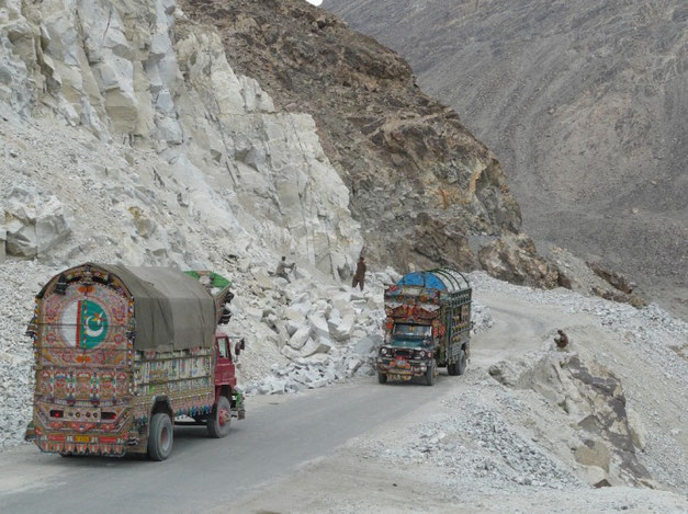 La Karakorum Highway: des montagnes enormes, une route a flanc sujette aux eboulis, des camions surcharges bien decores et des travaux titanesques qui ne finissent jamais..