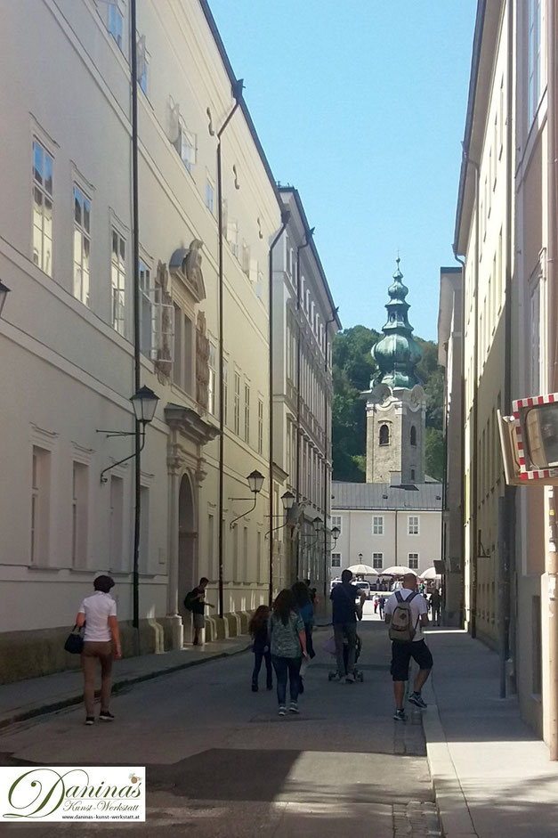 Für Salzburg charakteristische Kapitelgasse - in Richtung Kapitelplatz/Dom