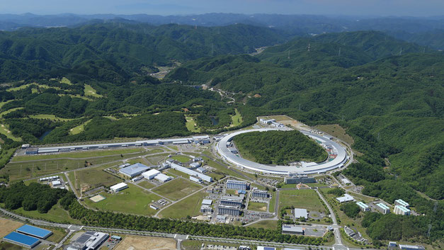兵庫県播磨科学公園都市にある大型放射光施設 SPring-8 と X線自由電子レーザー施設 SACLA (RIKEN HPより)