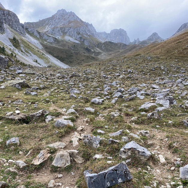 occorre fare slalom fra i detriti alla ricerca delle tacche non sempre visibili