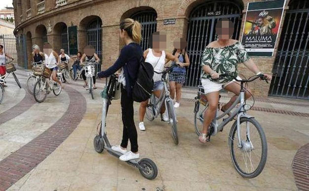 Ciclistas y usuarios de patines, no tienen el menor respeto con los viandantes e igual que los ciclistas se lo saltan todo en Valencia.