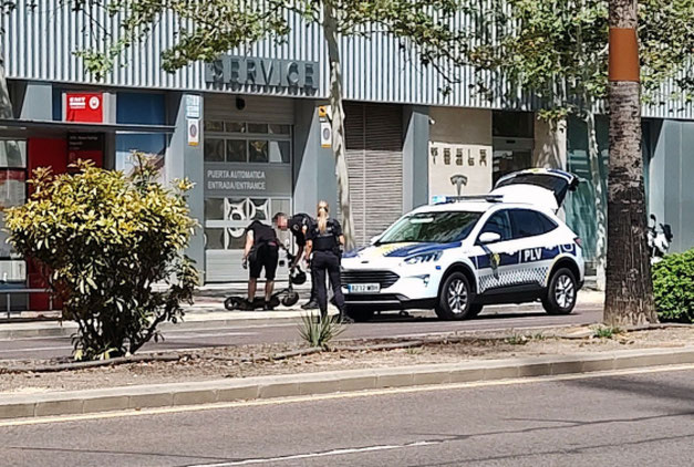 Policía Local controlando un patinete eléctrico en Valencia