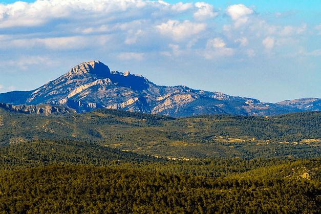 El Penyagolosa, alcanza los 1.813 metros sobre el nivel del mar. Es el pico más alto de la provincia de Castellón y el segundo de la Comunidad Valenciana (tras el Cerro Calderón).