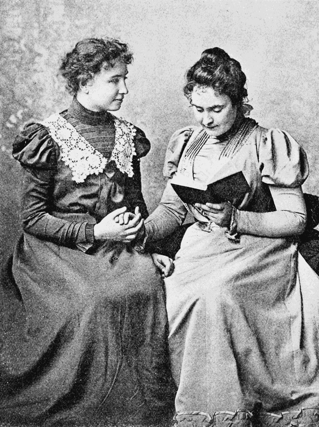1899年、生涯の伴侶であり教師のアン・サリヴァン（右）と一緒にいたヘレン・ケラー（左）