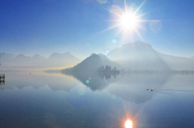 Le lac, le massif du Semnoz et le Château de Doingt vus des pontons de Talloires