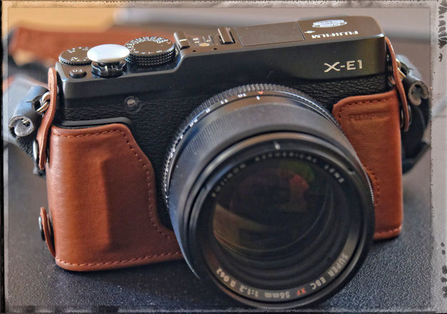 X-E1 mit original Fuji Half-Case, 16mm Retrokraft Softauslöser und XF 56 1,2