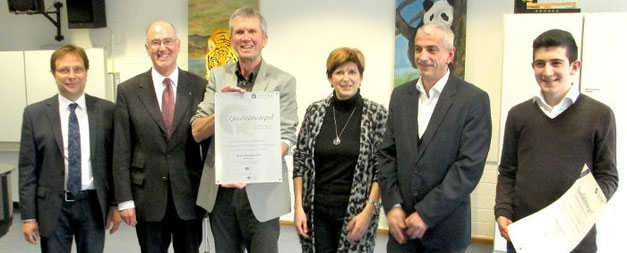 Schulamtsdirektor Markus Kreilinger (von links), Landrat Wolf-Rüdiger Michel als Präsident des Lions Clubs Rottweil, Lions-Quest-Beauftragter Hans-Joachim Bürner, Konrektorin Margit Honer, Realschulrektor Andreas Kienzler und Enis Keskinsoy .