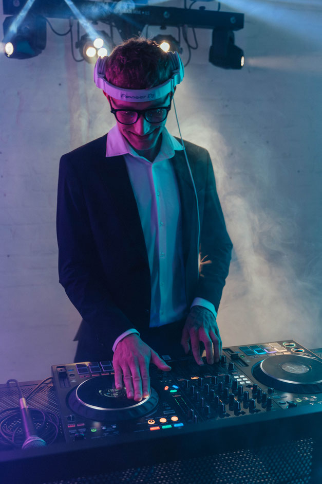 DJ am Pioneer Pult 