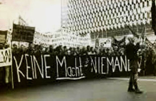 "Ingen magt til nogen!" - frontbanner af den venstreradikale, autonome blok i en kæmpe oppositionel demo i DDR, Østberlin 1989