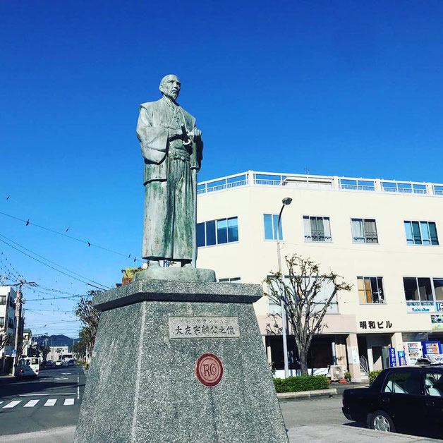 大分県産ローカルタレントが大分県津久見市の大友宗麟像をご紹介