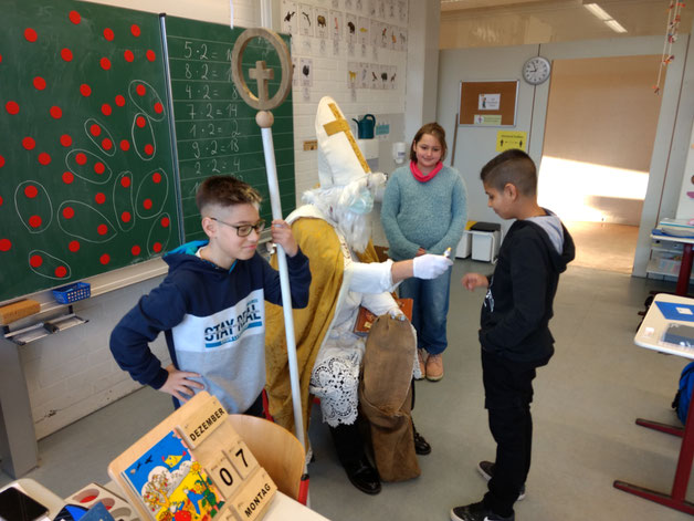 Der Nikolaus war zu Besuch bei den Grundstufen-Klassen 